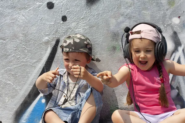 Kinder hören Musikkonzept — Stockfoto