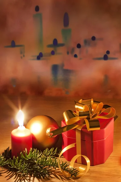Prezent na Boże Narodzenie i bombki na stary tło — Zdjęcie stockowe