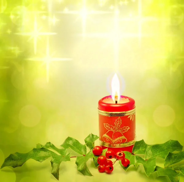 Рождественская свеча и вечнозеленый на фоне боке — стоковое фото