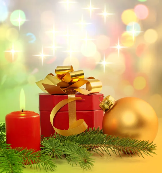 クリスマス ギフトの蝋燭と安物の宝石の背景 — ストック写真