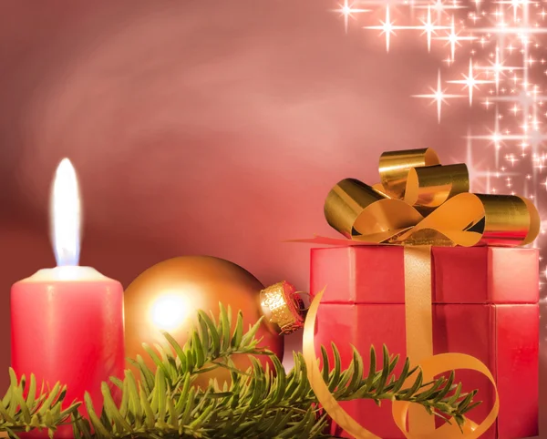 Рождественский подарок свечи и безделушки фон — стоковое фото