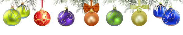 Boże Narodzenie transparent z zielonym drzewem i bombki na białym tle — Zdjęcie stockowe