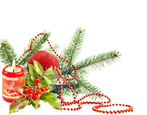 Navidad vela roja ardiente y árbol de acebo aislado —  Fotos de Stock