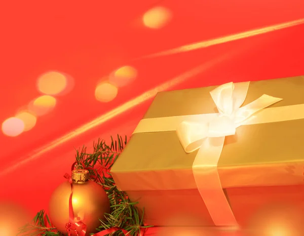 红色抽象背景设计上的金色圣诞礼物 — 图库照片