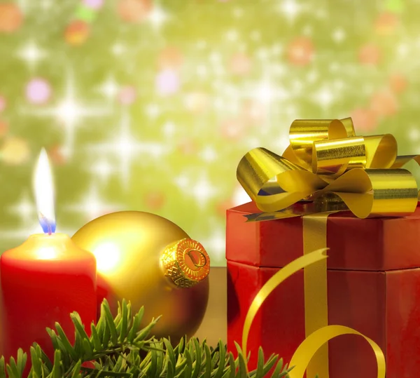 Kerst cadeau kaars en bauble achtergrond — Stockfoto