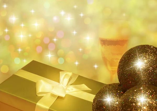 Weihnachten Gold Geschenk und silberne Kugeln Dekoration — Stockfoto