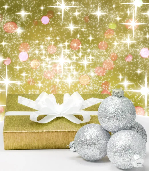Altın Noel hediye ve gümüş baubles dekorasyon — Stok fotoğraf