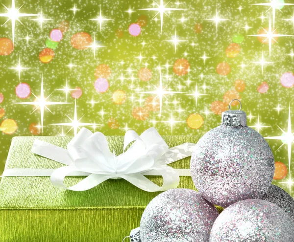 Zelený vánoční dárek a stříbro ozdoby dekorace — Stock fotografie