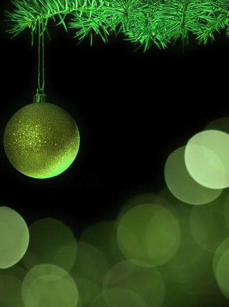 Groene kerstboom met kerstballen in nacht achtergrond — Stockfoto