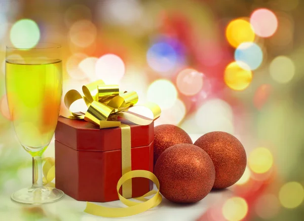 Kırmızı Noel hediye ve renkli arka plan üzerinde baubles — Stok fotoğraf