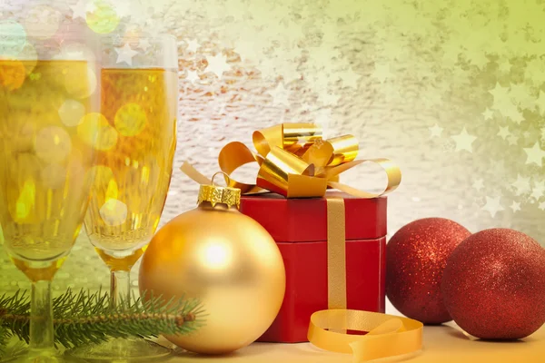 Weihnachten rotes Geschenk und Christbaumkugeln auf buntem Hintergrund — Stockfoto