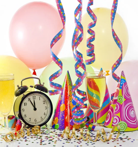 Nieuwjaar partij met klok ballonnen champagne en klok — Stockfoto