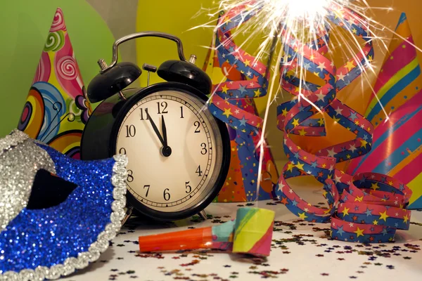 Feliz ano novo fundo com máscara de carnaval — Fotografia de Stock