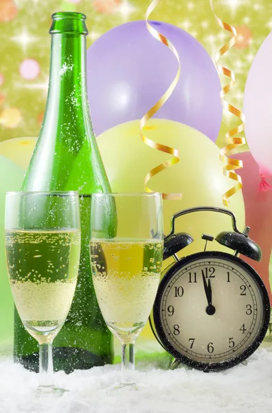 Festa de ano novo com relógio de champanhe e balões — Fotografia de Stock