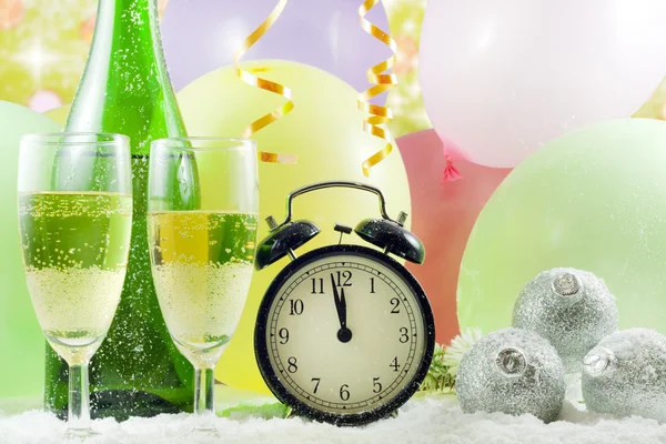 Festa de ano novo com relógio de champanhe e balões — Fotografia de Stock
