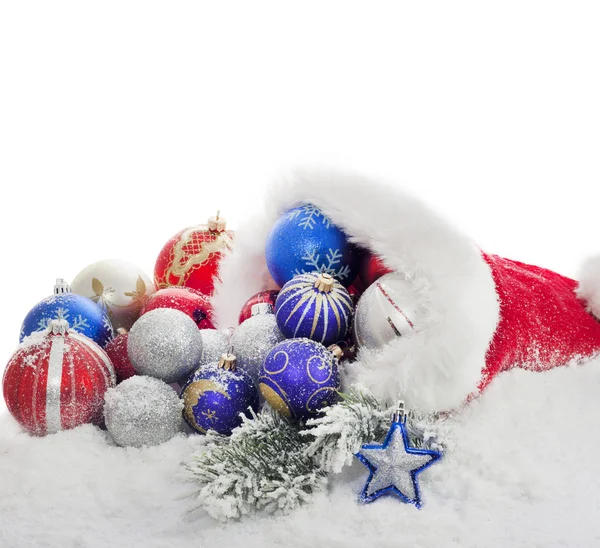 Boules de Noël et cadeau en santa claus chapeau — Photo