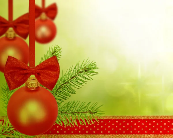 Weihnachtszweig aus Baumband und Christbaumkugeln — Stockfoto