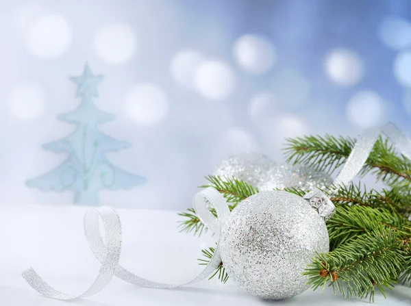 Jul gren av trädet band och småsak mot snö — Stockfoto