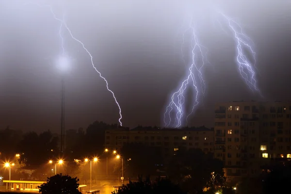 Fulmini nel cielo in città disastro anomalia meteo — Foto Stock