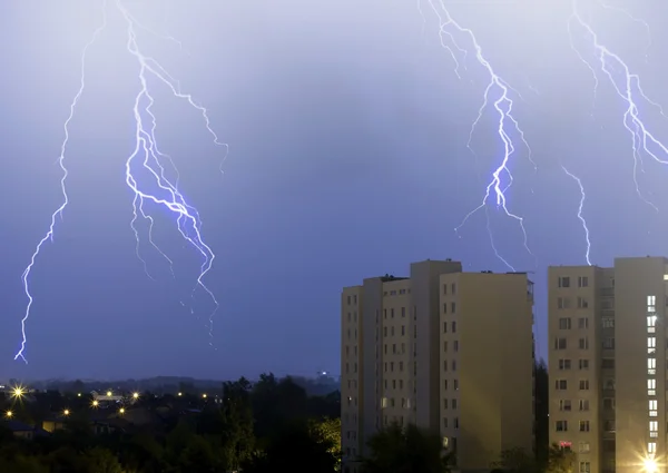 Lightning in the sky in the city weather anomaly disaster — Stock Photo, Image