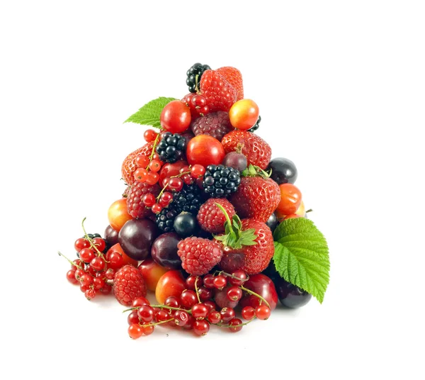Választék a friss bogyós gyümölcsök és gyümölcs stack halom — Stock Fotó