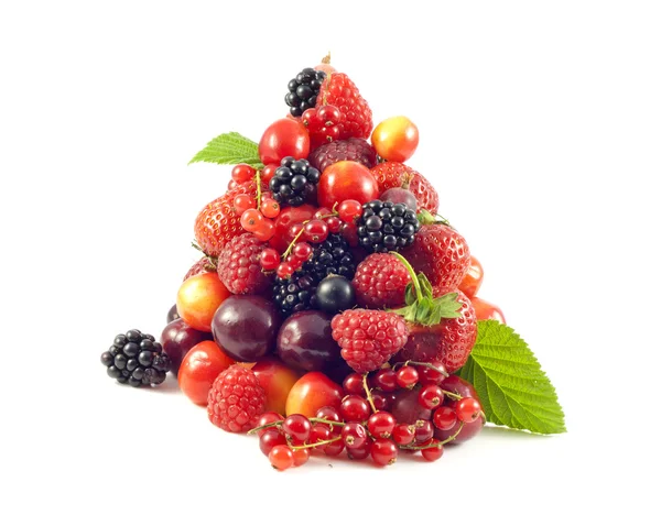 Асортимент свіжих ягід і фруктів стоїть купа — стокове фото