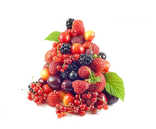 Sortiment an frischen Beeren und Früchten stapeln sich — Stockfoto