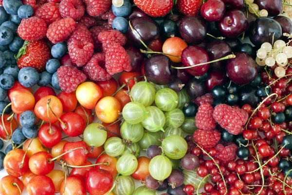 Assortimento di bacche fresche e sottofondo di frutta — Foto Stock