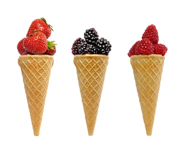 아이스크림 와플 콘 딸기 과일 개념 절연 — 스톡 사진