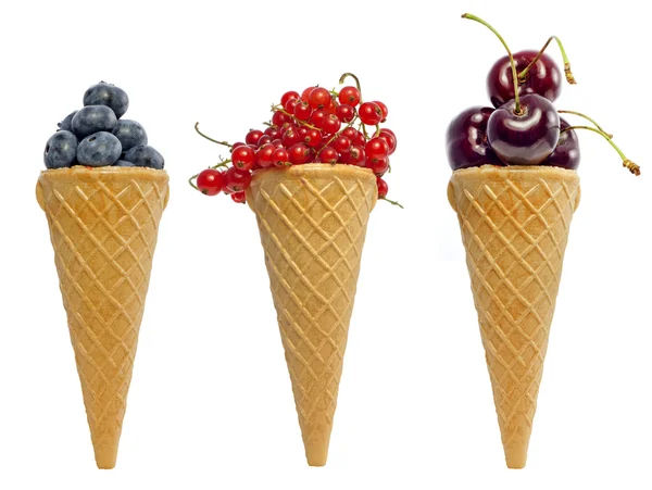 Kužel zmrzliny vafle s plody ovoce koncepce izolovaných — Stock fotografie