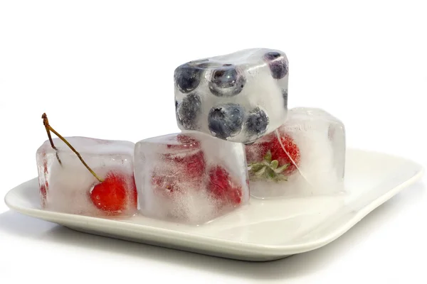 Frutas bagas em cubos de gelo conceito abstrato — Fotografia de Stock