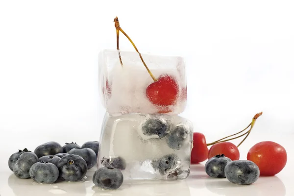 Vruchten bessen in ijs kubussen abstract begrip — Stockfoto