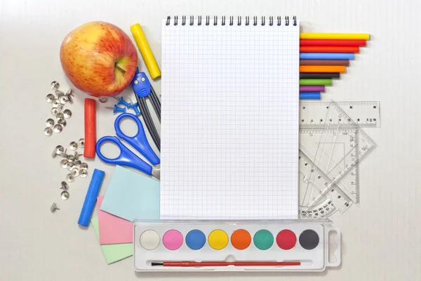 School onderwijs achtergrond met oefening notitieboek — Stockfoto
