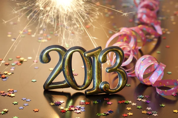 2013 szczęśliwego nowego roku party z serpentyny i ognie — Zdjęcie stockowe