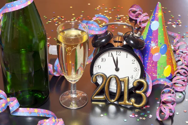 2013 happy new year party with clock and champagne — Stock Photo, Image