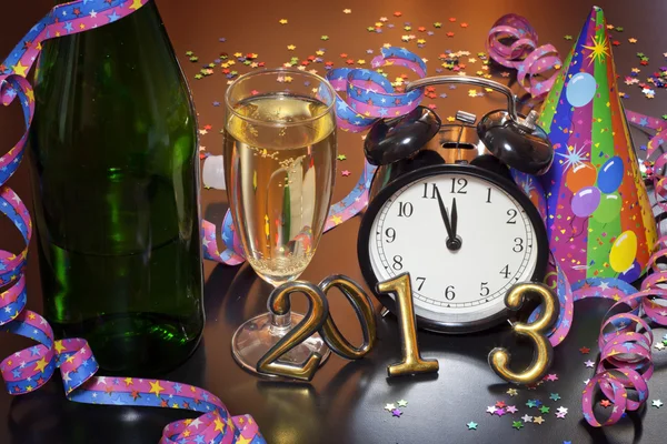2013 happy new year party with clock and champagne — Stock Photo, Image