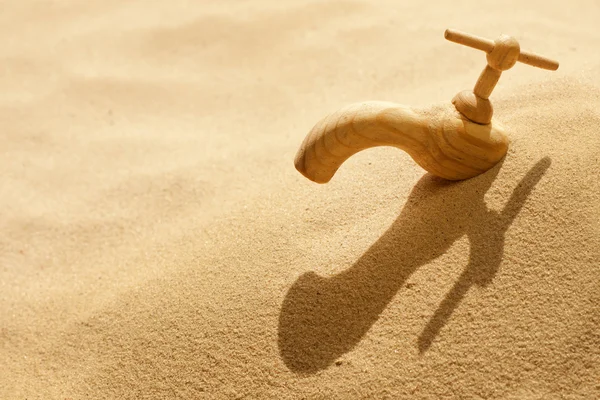 Globální oteplování klimatu kohoutek v písku — Stock fotografie