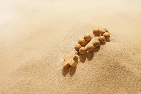 Perder el rosario de fe en la metáfora del símbolo de religión del desierto — Foto de Stock