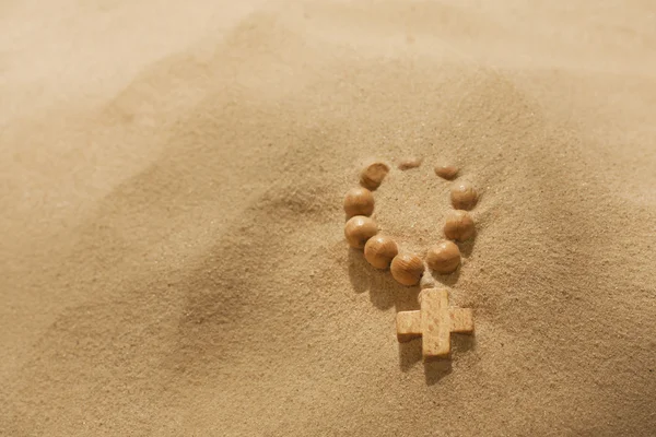 Verlust des Glaubens Rosenkranz auf Wüste Religion Symbol Metapher — Stockfoto