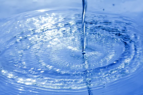 Сплеск води наливає абстрактний фон синій — стокове фото