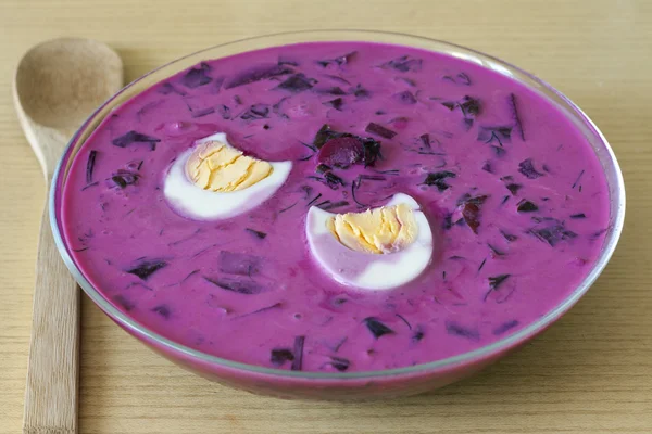Холодный свекольный суп с яйцами — стоковое фото