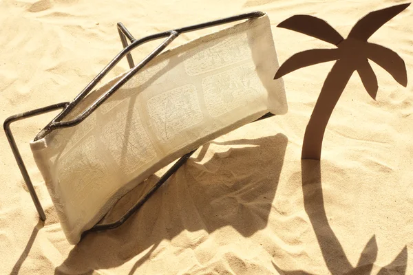 Kötü tatil ve plaj kavramı üzerine devrilmiş şezlonglar — Stok fotoğraf