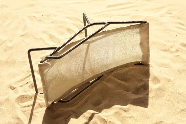 Schlechter Urlaub und umgeworfene Liegestühle am Strand — Stockfoto