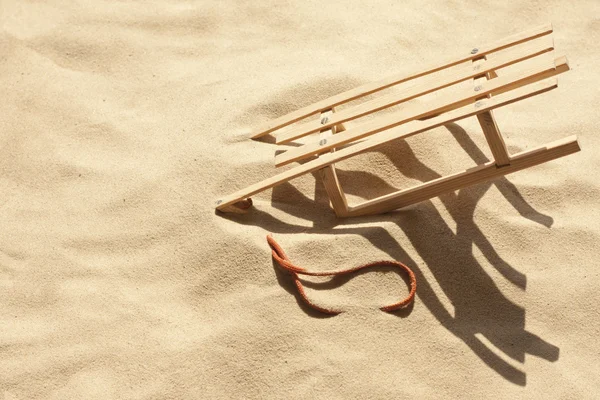 Dålig semester och släde på stranden metafor konceptet — Stockfoto