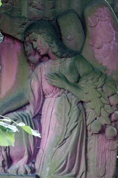 Древняя скульптура ангела на кладбище — стоковое фото