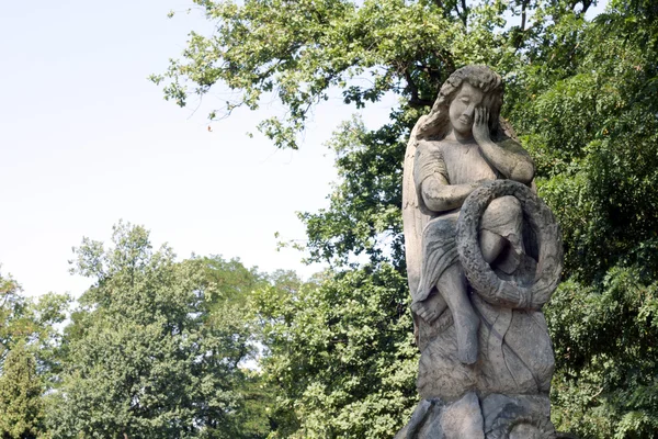 墓地の天使の古代彫刻 — ストック写真