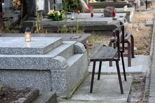 Panchina vuota sul cimitero e tomba dimenticata — Foto Stock