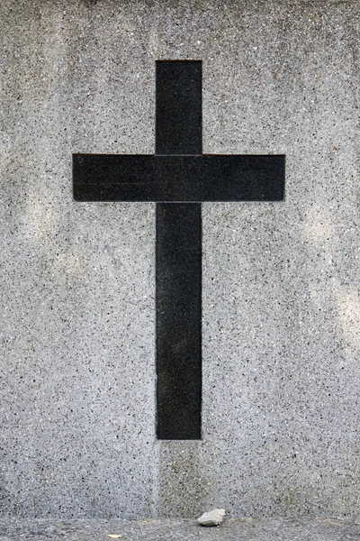 Altes Zement-Grunge-Kreuz auf Grab — Stockfoto