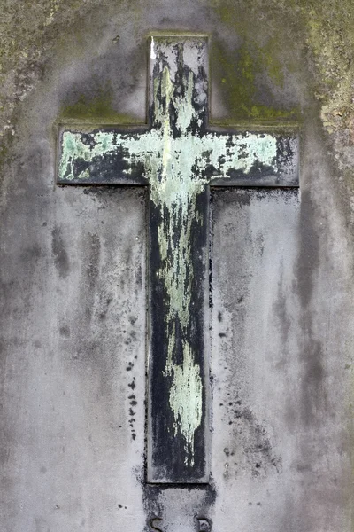 Eski çimento grunge mezarı üzerine çapraz — Stok fotoğraf