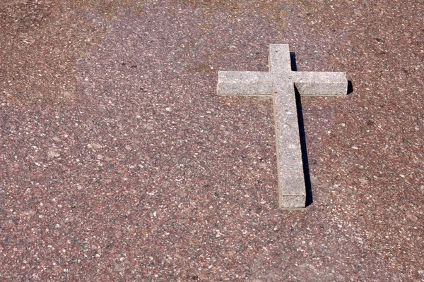 Ancienne croix de grunge de ciment sur la tombe — Photo